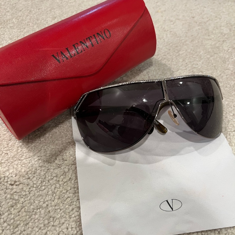 Valentino Black Aviator Sunglasses Sleek Metal Frame